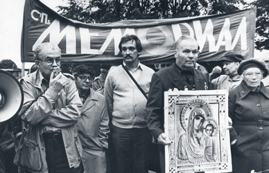Mitglieder von MEMORIAL während einer Kundgebung zum Gedenken
an die Opfer politischer Verfolgung in St. Petersburg in den 1990er Jahren